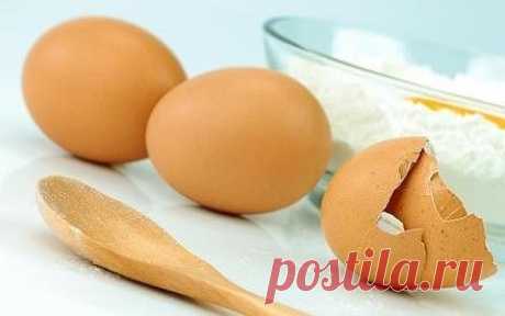 Маска с гиалуроновой кислотой из яичной скорлупы.
    Прежде всего яйца нужно тщательно вымыть, само яйцо использовать в пищу, а с скорлупы снять внутреннюю плёнку, и измельчить её.
    И в уже кипящую воду, желательно дистиллированную или очищенную, всыпать измельченную яичную скорлупу.
    Кипятить нужно на медленном огне и очень долго -в течение двенадцати часов, а при выкипании доливать воду.
    После того как отвар остынет, нужно процедить его через несколько слоёв марли.
    Вот эта полу