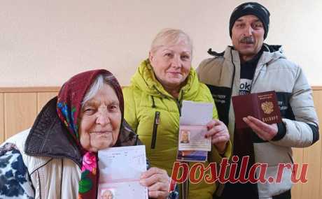 В Авдеевке начали выдавать российские паспорта. Жителям Авдеевки, которая перешла под контроль России 17 февраля, начали выдавать российские паспорта, сообщил в телеграм-канале мэр города Ясиноватая (на севере от Донецка) Дмитрий Шевченко.