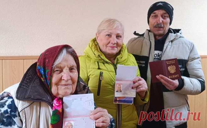 В Авдеевке начали выдавать российские паспорта. Жителям Авдеевки, которая перешла под контроль России 17 февраля, начали выдавать российские паспорта, сообщил в телеграм-канале мэр города Ясиноватая (на севере от Донецка) Дмитрий Шевченко.