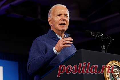 На Байдена накричал отец погибшего морпеха. Президента США Джо Байдена во время выступления криком перебил отец американского морского пехотинца, погибшего в 2021 году в Афганистане, сообщает The New York Post. «Эбби гейт! Эбби гейт», — выкрикнул мужчина, подразумевая инцидент у ворот Эбби в Кабуле, в результате которого погибли 13 военнослужащих США.