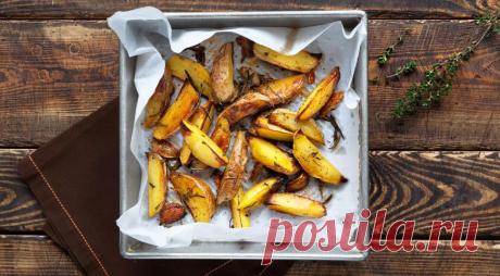 Запеченный картофель с пряными травами - ПУТЕШЕСТВУЙ ПО САЙТУ. Это так просто и так вкусно. Приготовить сможет каждый, а результат всегда замечательный. Только старайтесь выбирать нужный сорт картошки, чтобы она не была чересчур крахмалистой и водянистой.  ИНГРЕДИЕНТЫ 1 кг картофеля с тонкой кожицей (лучше, чтобы было написано «для запекания») 3 зубчика чеснока 4 веточки тимьяна 1 веточка розмарина 6 ст. …