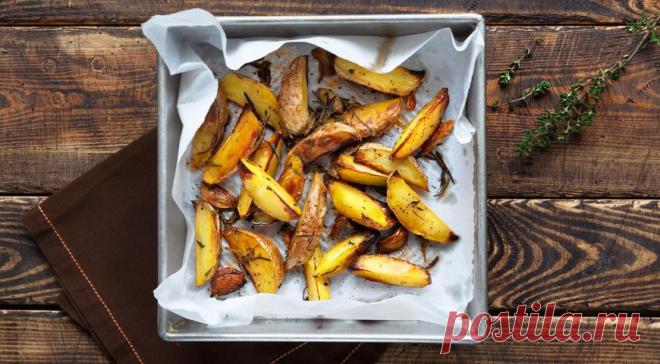 Запеченный картофель с пряными травами - ПУТЕШЕСТВУЙ ПО САЙТУ. Это так просто и так вкусно. Приготовить сможет каждый, а результат всегда замечательный. Только старайтесь выбирать нужный сорт картошки, чтобы она не была чересчур крахмалистой и водянистой.  ИНГРЕДИЕНТЫ 1 кг картофеля с тонкой кожицей (лучше, чтобы было написано «для запекания») 3 зубчика чеснока 4 веточки тимьяна 1 веточка розмарина 6 ст. …
