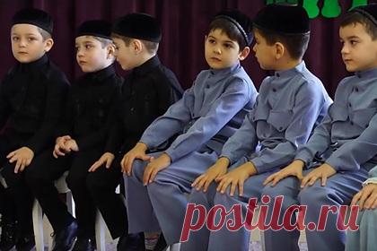 Сын Кадырова выиграл свой первый конкурс в пять лет. Пятилетний сын главы Чечни Рамзана Кадырова Абдуллах выиграл первый конкурс в детском саду. Как рассказал Кадыров, в грозненском дошкольном образовательном учреждении «Дики» прошел конкурс чтецов «Аяты из Корана» среди воспитанников подготовительных и старших групп. Конкурс приурочили ко дню рождения пророка Мухаммада.