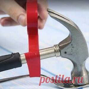 Просто примотай изолентой молоток к вилке! Незаменимое приспособление на кухне… - МирТесен