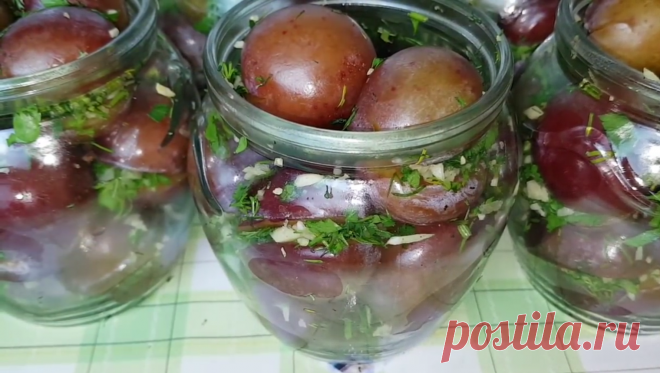 Необычный рецепт из цыганской кухни: маринованные сливы с чесноком и зеленью