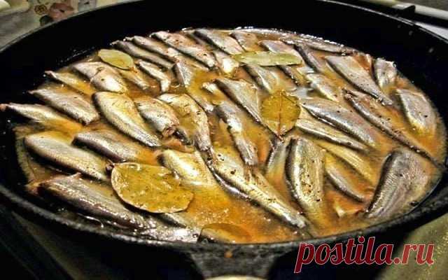 ПОРАЗИТЕЛЬНО ВКУСНЫЕ ДОМАШНИЕ ШПРОТЫ. ИНГРЕДИЕНТЫ: 1 кг свежемороженной кильки (мойвы) 1 ст. л. соли 1 ч. л. сахара 1 стакан очень крепкой заварки (например, 3 пакетика чая) 0.5 стакана