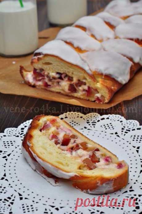Домашняя выпечка с творожно-фруктовой начинкой.