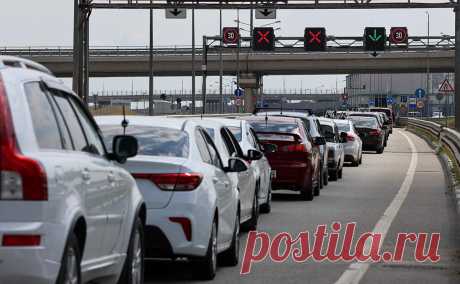 У Крымского моста в очередь встали более 2,5 тыс. машин. Очереди из автомобилей растянулись с обеих сторон Крымского моста утром в понедельник, 18 августа, сообщает оперативный канал информационного центра по автомобильным дорогам о ситуации на автоподходах к Крымскому мосту и подготовке к досмотру.