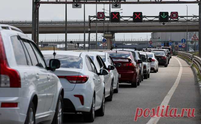 У Крымского моста в очередь встали более 2,5 тыс. машин. Очереди из автомобилей растянулись с обеих сторон Крымского моста утром в понедельник, 18 августа, сообщает оперативный канал информационного центра по автомобильным дорогам о ситуации на автоподходах к Крымскому мосту и подготовке к досмотру.