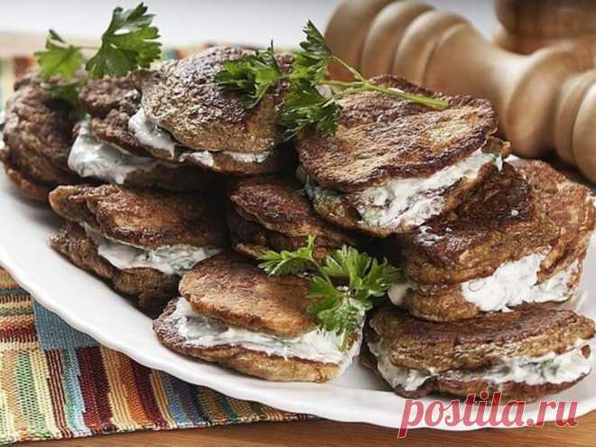 Печёночники. Вкусные печёночные оладьи Печеночники можно подавать с любым гарниром, а можно просто сделать бутерброд с кусочком хлеба. Печеночники: ингредиенты Печень говяжья – 600 гр. (шестьсот грамм) Сметана любой жирности – 60 гр. (шестьдесят […]