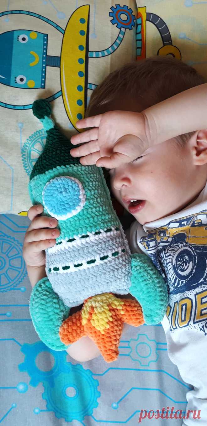 PDF Ракета крючком. FREE crochet pattern; Аmigurumi doll patterns. Амигуруми схемы и описания на русском. Вязаные игрушки и поделки своими руками #amimore - плюшевый космический корабль, ракета из плюшевой пряжи, space rocket, космос.