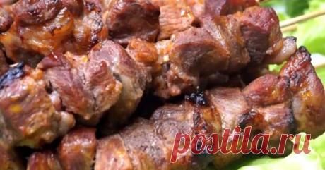 Очень вкусный шашлык прямо в духовке у вас дома! Секрет в маринаде - be1issimo.ru Пальчики оближешь! Но что делать, если на дворе нелетная погода, а желание получить вкуснейшее блюдо непреодолимо рвется наружу? Выход есть – сделать его в домашних условиях в духовке. Подарить кусочек солнечного лета можно даже в самый холодный зимний день. И необязательно искать шампура. Можно сделать аппетитный шашлык на противне. Для этого понадобится минимум ингредиентов. Только […]