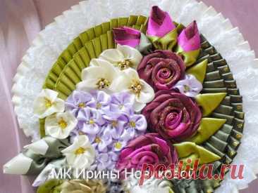 Делаем цветы из атласной ленты Делаем цветы из атласной лентыЦветочки из атласной ленты могут быть использованы очень широко &mdash; для украшения вязаных и текстильных сумочек, открыток, шкатулок, панно, самостоятельно в качестве брошей, для отделки одежды и так далее. Я покажу несколько вариантов цветов и бутонов,...