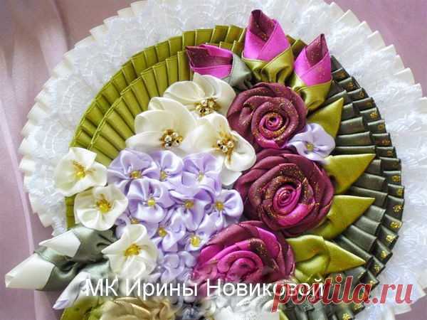Делаем цветы из атласной ленты Делаем цветы из атласной лентыЦветочки из атласной ленты могут быть использованы очень широко — для украшения вязаных и текстильных сумочек, открыток, шкатулок, панно, самостоятельно в качестве брошей, для отделки одежды и так далее. Я покажу несколько вариантов цветов и бутонов,...