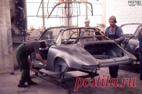 Сборочная линия автомобильного завода &quot;Porsche&quot;. Zuffenhausen. Штутгарт. Баден-Вюртемберг. ФРГ. 29 июля 1970 года