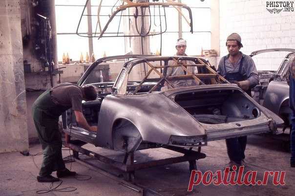 Сборочная линия автомобильного завода "Porsche". Zuffenhausen. Штутгарт. Баден-Вюртемберг. ФРГ. 29 июля 1970 года