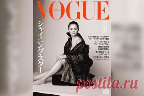 Селена Гомес снялась в кожаном плаще на голое тело для Vogue. Американская певица и актриса Селена Гомес снялась в откровенном образе для японской версии журнала Vogue. На размещенных кадрах 31-летняя знаменитость предстала перед камерой в кожаном плаще на голое тело. Визажисты сделали в макияже акцент на естественность, а стилисты, в свою очередь, уложили ее волосы в пучок.