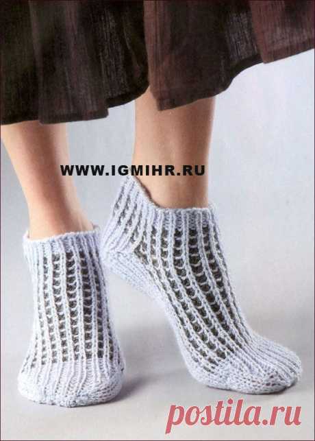 Голубые носки с двухцветным рисунком. Спицы