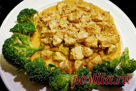 Курица, тушенная в кокосовом молоке с лаймом и чесноком