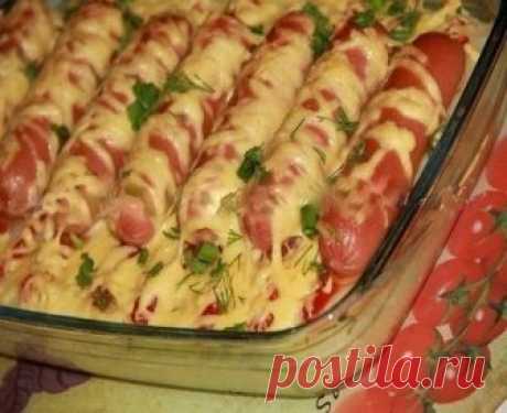 ДОМАШНИЕ ЗАПЕКАНКИ: ТОП-10 ЛУЧШИХ РЕЦЕПТОВ 
Вкус просто шикарный...

1. Картофельная запеканка с сосисками и сыром

Нам понадобится:
● Картофельное пюре 500гр,
● 1 яйцо,
● Томатная паста,
● Сосиски 4шт.,
● Твердый сыр 100 гр.,
● Зелень

Приготовление:
Пюре смешать с яйцом, выложить в смазанную маслом форму. Верх пюре смазать томатной пастой(высшего качества). Выложить сосиски, посыпать тертым сыром. Запечь в духовке при 180 гр.в течении 15 минут. При подаче посыпать зелень...