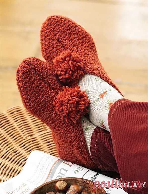Домашние следки спицами
Описание: http://prjaga.ru/vyazanie-dlya-zhenshchin/noski-tapki/domashnie-sledki-spitsami