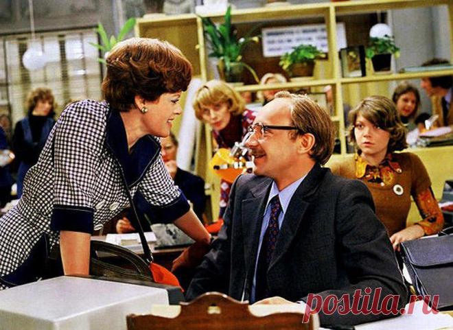 Вы даже не догадываетесь, что осталось за кадром «Служебного романа» Герои этого фильма сразу же стали любимчиками, а весь Служебный роман буквально растащили на цитаты.

