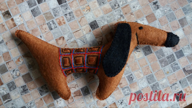 Делаем для ребенка игрушку из фетра - ушастого Таксика с попонкой | ВЕРА БУРОВА, канал про вышивку | Яндекс Дзен