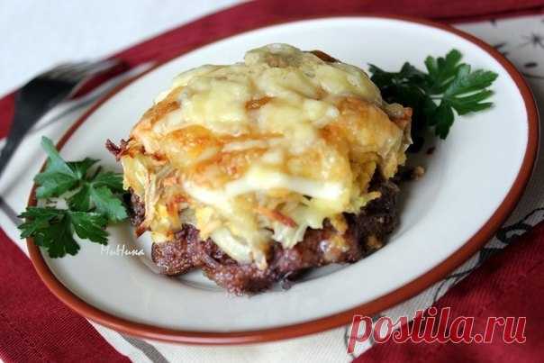 ЭТО БЛЮДО ДОЛЖНО БЫТЬ
В КОПИЛКЕ КАЖДОЙ ХОЗЯЙКИ 

Стожки - блюдо из мясного фарша. Для приготовления стожков понадобится: 
фарш мясной - 0,5 кг; 
яйца крутые - 3 штуки; 
лук репчатый - 2 головки; 
картофель - 2 штуки; 
сыр - 100 г; 
молотые перцы по вкусу, 
домашний майонез или подобный ему соус. 

Для соуса: 
сырой желток яйца - 1 штука; 
масло подсолнечное - 50 мл; 
масло горчичное - 2 ст. ложки; 
горчица готовая - 1/3 ч. ложки; 
щепотка соли. 

Для приготовления соуса со...