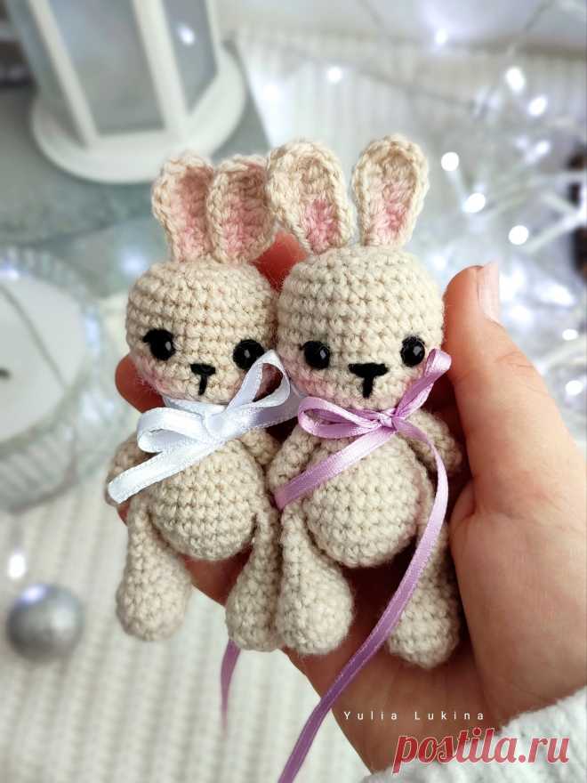 PDF Зайчонок крючком. FREE crochet pattern; Аmigurumi toy patterns. Амигуруми схемы и описания на русском. Вязаные игрушки и поделки своими руками #amimore - маленький зайка из обычной пряжи, заяц, зайчик в платье, кролик, зайчонок, крольчонок.