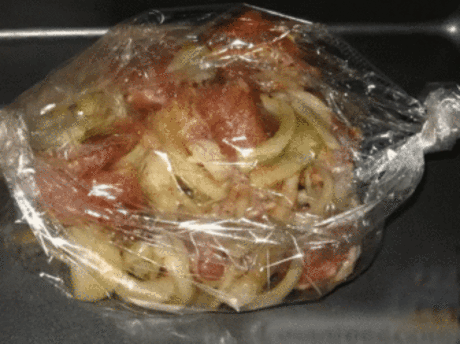 СЕГОДНЯ ГОТОВИМ МЯСО С КАРТОФЕЛЕМ В РУКАВЕ 
Готовится легко и просто, да и подготовка продуктов не занимает много времени. 
Мясо, приготовленное по этому рецепту, получается очень мягким, нежным и сочным, а картофель - ароматным. 
Ингредиенты: 
-400-500 гр. мяса (у меня свиная шейка) 
-картофель 6-8 средних шт. 
-шампиньоны (количество на ваше усмотрение) 
-1 помидор 
-1 болгарский перчик (можете добавить фасоль, цветную капусту, на ваш вкус). 
-1 большая луковица (репчатый) 
-4-5 зубчиков чес