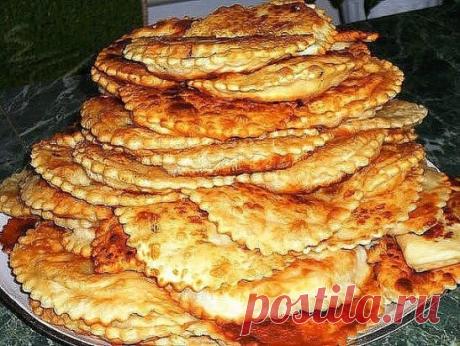 Чебуреки домашние получаются тоненькие и хрустящие, начинка сочная. 
ТЕСТО:
4 ст. муки (объём стакана — 250 мл),
1,3 стакана воды (320мл),
2 столовые ложки водки именно водка придаёт тесту пузырчатость,
1 яйцо,
2 ст. ложки растительного масла,
0,5 чайной ложки соли.
ФАРШ:
700 г фарша (смешанный),
350г лука,
1/3 стакана кефира 
соль,
перец.
зелень и чеснок если любите.
ВАРИАНТ начинки 2:
Сыр (потёртый),
зелень (петрушка и укроп),
и в каждый чебурек — тонкий ломтик помидора.