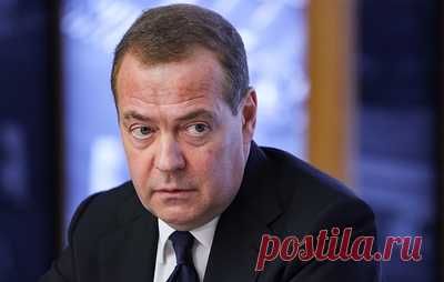 Медведев назвал слова Трампа о высадке в Нормандии намеком на нацизм Мерца. По словам зампреда Совбеза РФ, канцлер ФРГ во время визита в Овальный кабинет на мгновение почувствовал себя "бандеровской гнидой"