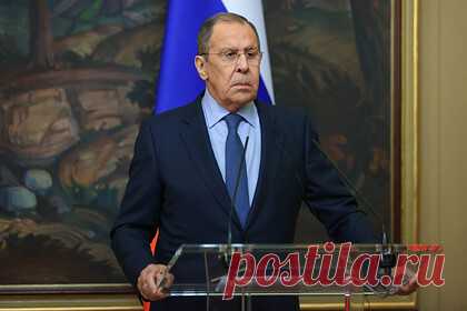 Лавров рассказал о планах опубликовать ответы США по гарантиям безопасности. Глава МИД Сергей Лавров считает, что было бы правильно опубликовать письменные ответы США по гарантиям безопасности, однако этого нельзя делать без их согласия. «Я считаю, что было бы правильно придать [ответ США] гласности, и буду просить [госсекретаря США] Энтони Блинкена, чтобы они не возражали», — отметил министр.
