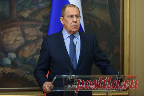 Лавров рассказал о планах опубликовать ответы США по гарантиям безопасности. Глава МИД Сергей Лавров считает, что было бы правильно опубликовать письменные ответы США по гарантиям безопасности, однако этого нельзя делать без их согласия. «Я считаю, что было бы правильно придать [ответ США] гласности, и буду просить [госсекретаря США] Энтони Блинкена, чтобы они не возражали», — отметил министр.