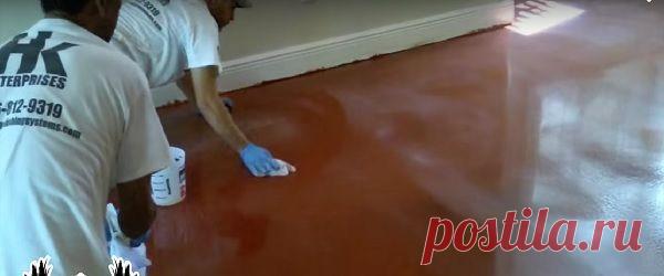 Ребята вылили на пол ведро краски, чем повергли хозяйку в шок. Но она об этом не пожалела!