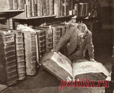 Home / Twitter Гигантские манускрипты Пражского замка, 1960-е.