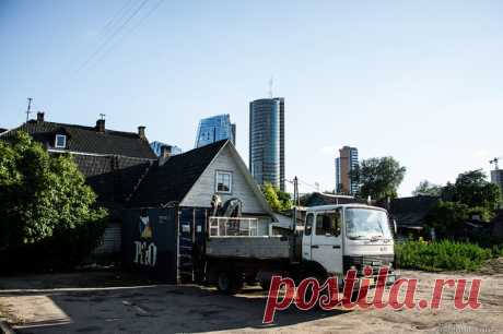 Вильнюс. Советский или европейский? (24 фото) | Чёрт побери Европейская дорожка, советские постройки и знакомые нам троллейбусы. Советский Союз или Евросоюз? Именно такие мысли не покидают голову во время прогулок по Вильнюсу, главному городу Литвы. Две эпохи настолько переплетаются в этом городе, что становится очень сложным понять настоящее местоположение и время, 2016 год в европейской столице, или же 1990 в советской провинции. Посмотрим? Археологические находки свидет...