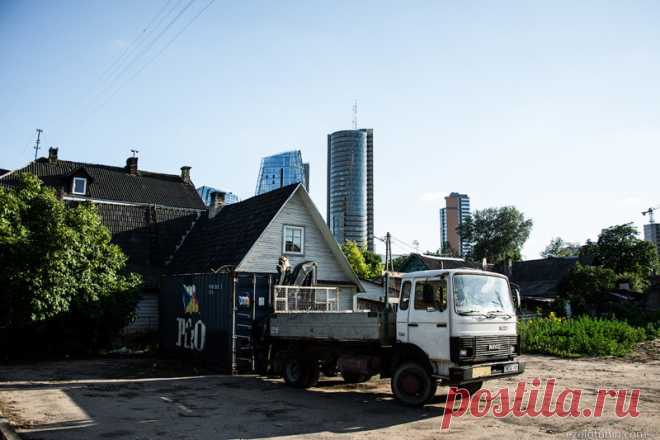 Вильнюс. Советский или европейский? (24 фото) | Чёрт побери Европейская дорожка, советские постройки и знакомые нам троллейбусы. Советский Союз или Евросоюз? Именно такие мысли не покидают голову во время прогулок по Вильнюсу, главному городу Литвы. Две эпохи настолько переплетаются в этом городе, что становится очень сложным понять настоящее местоположение и время, 2016 год в европейской столице, или же 1990 в советской провинции. Посмотрим? Археологические находки свидет...