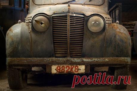 Старый автомобиль в гараже в Бельгии. Фото- Винсент Янсен.