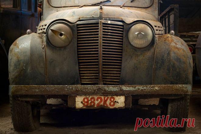 Старый автомобиль в гараже в Бельгии. Фото- Винсент Янсен.