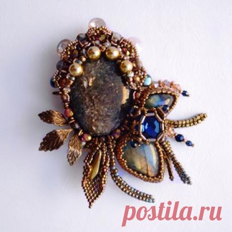 Представляю вам свою работу-участницу в конкурсе Искусство Плетения:) Это брошь-кулон, зовут "Легенды Петербурга".
Недавно переехав жить в Питер, изучая его, волей-неволей узнала множество мифов и легенд, которые хранит почти каждый дворец и закоулок. Град Петра богат не только историческими памятниками и удивительной архитектурой, но и загадками, окутывающими этот величественный город.
Показать полностью…