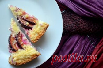 Королевская ватрушка со сливами

Ингредиенты:

Творог — 300 г
Яйца — 1 шт.
Сахар — 200 г
Масло сливочное — 150 г
Мука — 170 г
Слива — 300 г

Приготовление:

1. Порубить масло, сахар (120 г) и муку до состояния сухой, но несколько комкующейся крошки.
2. Приготовить творожную смесь, смешав оставшийся сахар, творог, яйцо. Тщательно перемешать. Добавить половину количества сливы, почищенной и порезанной небольшим кубиком. Осторожно вмешать фрукт в творожную массу.
3. В жаропро...