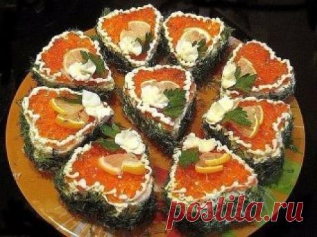 ТОП - 6 самых красивых и вкусных закусок 
1.Сырная закуска на чипсах
Ингредиенты: ● 100 г сыра ● 300 г помидоров ● Зелень по вкусу ● 2 зубчика чеснока ● Майонез ● Картофельные чипсы (широкие) ● Маслины и оливки (для украшения) Приготовление: 1. Помидоры мелко нарезать. Если помидоры очень сочные, сок слить. 2. Зелень мелко нарезать. 3. Сыр натереть на мелкой терке. 4. Смешать сыр, помидоры, зелень. 5. Добавить выдавленный через чеснокодавку чеснок. 6. Добавить майонез, пер...