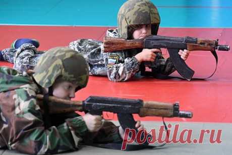 В российском регионе школьникам организовали «День на передовой». В Приморском крае школьников в противогазах провели по задымленным окопам. Авторы мероприятия «День на передовой» заявили, что это должно способствовать укреплению духа учеников и знаний о защите Родины. Мероприятие было приурочено к Дню защитника Отечества, его провели по инициативе Совета ветеранов полиции.