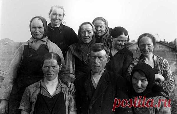 «Советское крепостное право»: что запрещено было делать колхозникам Именно в годы паспортизации в СССР появилась фраза «без бумажки – ты букашка, а с бумажкой – человек». Это точное ироничное наблюдение поэта В. Лебедева-Кумача касалось и неравноправия разных групп советских граждан при получении паспортов.
