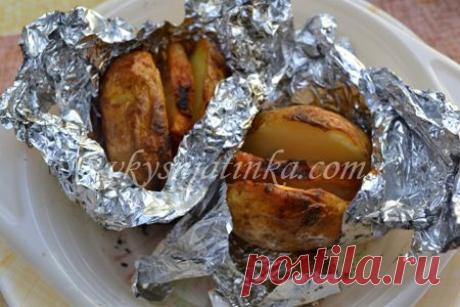 Картофель в фольге с салом - рецепт с фото