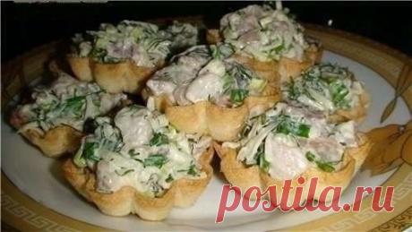 Корзиночки с сельдью 

Такая закусочка с легкостью поглощается в первую очередь, это уже проверено. Делается очень просто!

Ингредиенты:

- готовые тартинки

Начинка:
- филе 1 селедки 
- 1/2 пучка зеленого лука
- 30 г сыра
- укроп (несколько веточек)
- майонез

Приготовление:

Филе селедки режем мелким кубиком, затем нарезаем лук и зелень, сыр натираем на крупной терке, все заправляем майонезом.

Начинкой заполняем корзинки. 
Зеленый лук можно заменить на репчатый маринова...