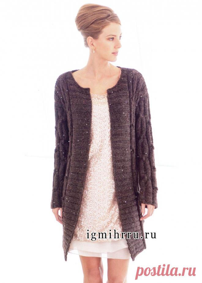 Длинный серо-коричневый жакет с узором из кос, из пряжи альпака с пайетками. Спицы