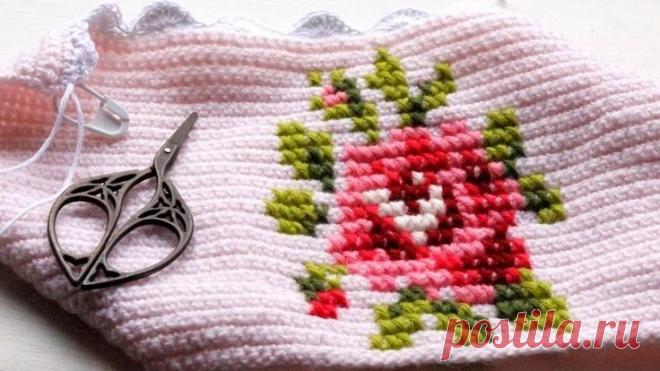 Вышивка на вязаных вещах. - Домоводство - медиаплатформа МирТесен Вышивка - это очень кропотливый труд, но так красиво, что хочется сделать что-то подобное. Для тех, кто не умеет вышивать (от слова совсем) немного информации в картинках. Самые простые приемы: листики, цветочки, веточки. Их расположение на вязаном полотне и составление рисунка. Для начала работы...