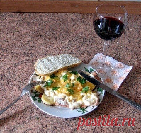 МЯСО ПО-ФРАНЦУЗСКИ

На 1кг филе свинины: 3-4 луковицы, 3 помидора, 4 крупных картофелины, 200гр. сыра, майонез, соль, перец, растительное масло.

Способ приготовления: